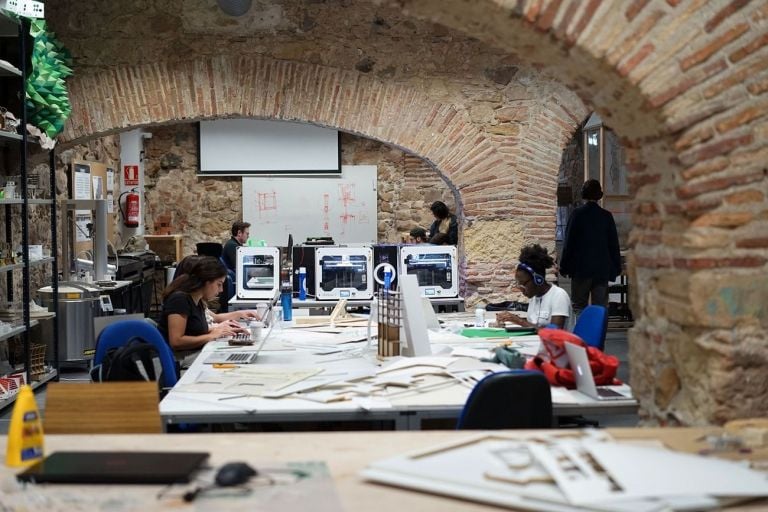 Studenti della IE School of Architecture and Design nel corso dell’IEU Fab Lab. Photo Roberto Arribas