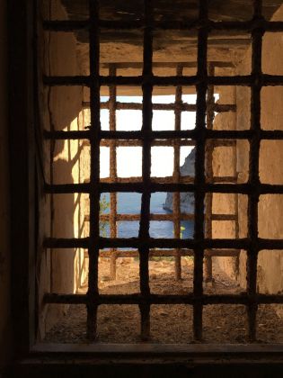 Vista dalle grate del carcere militare, Castello Angioino di Gaeta, 2020