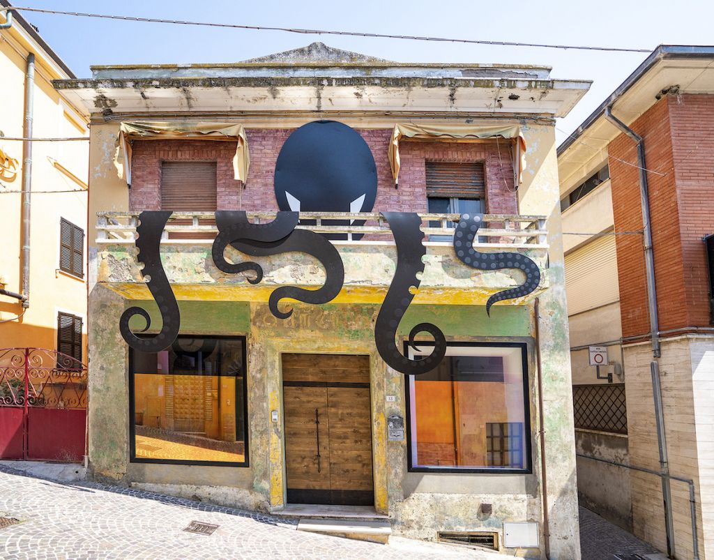 Mondolfo Galleria senza Soffitto: fotografia e street art per raccontare la memoria di un paese
