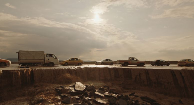 Notturno a film by Gianfranco Rosi. Confine Iraq Siria – Strada con cratere erose dalla pioggia – 100 km da Mosul