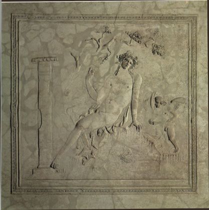 Frammento di decorazione in stucco con Narciso Santa Maria la Carità, villa del Petraro, circa 79 d.C. © Ministero per i beni e le attività culturali e per il turismo / Parco Archeologico di Pompei