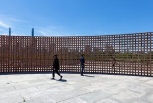 Installazione di Héctor Zamora sul muro Messico-Stati Uniti al Metropolitan di New York
