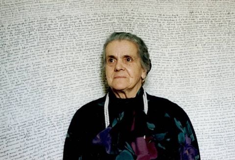 Clelia Marchi davanti al lenzuolo nel 1992. Foto Livi