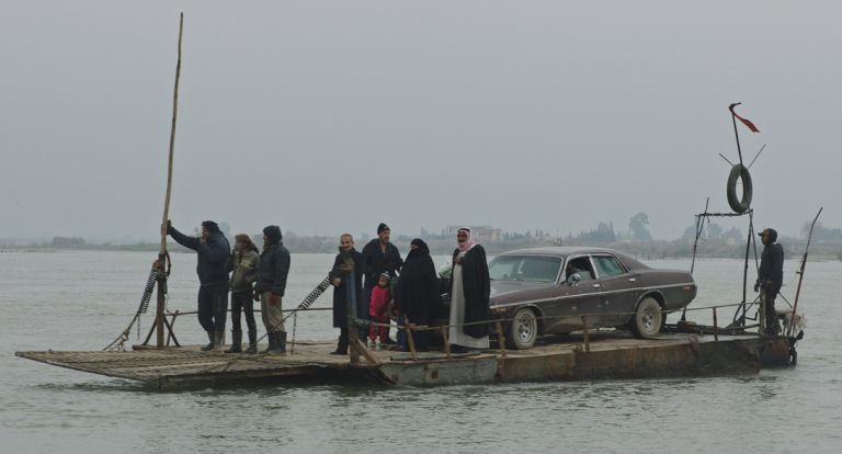 Notturno a film by Gianfranco Rosi. Raqqa – traghettatori di fortuna per attraversare il fiume