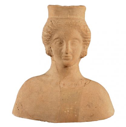 Busto femminile con copricapo (polos) Località Privati, santuario, IV-III secolo a.C. © Ministero per i beni e le attività culturali e per il turismo / Parco Archeologico di Pompei