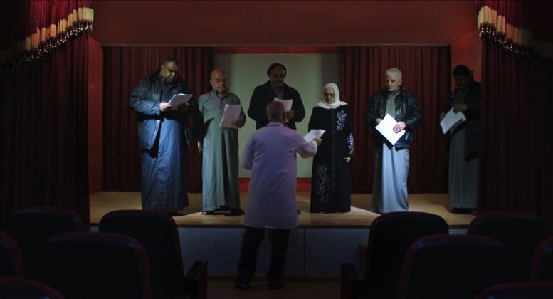 Notturno a film by Gianfranco Rosi Teatro Ospedale Psichiatrico – il Medico consegna ai pazienti il testo teatrale – Baghdad