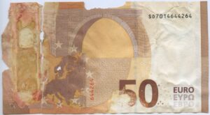 Cesare Pietroiusti manomette banconote da 50 euro: performance da Rossini Art Site, in Brianza