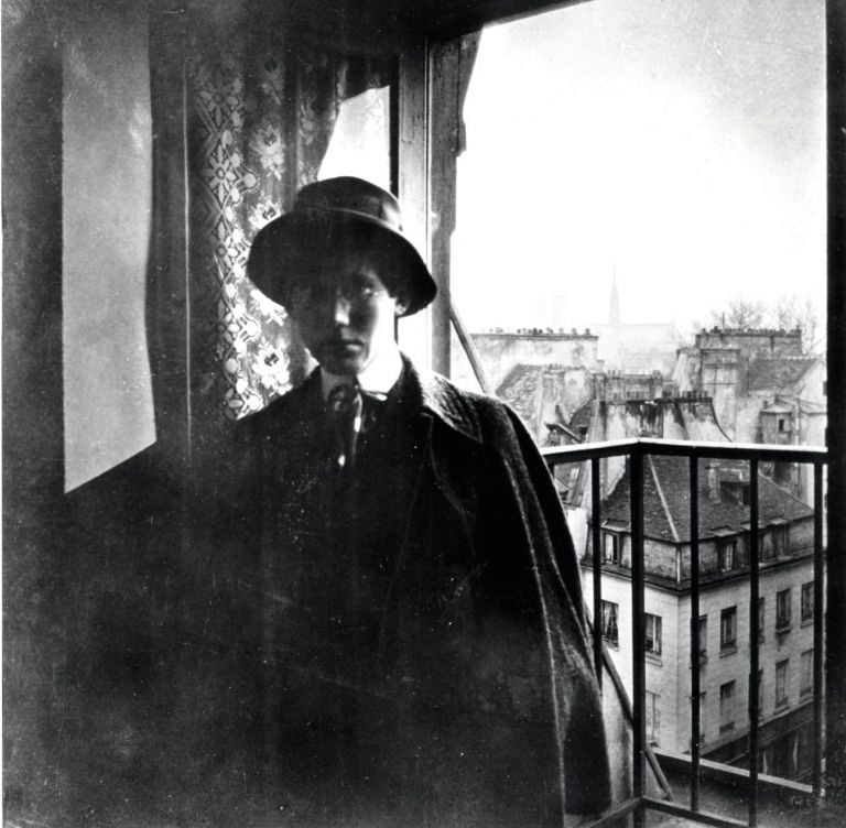 Charles-Édouard Jeanneret detto Le Corbusier nella sua stanza in rue des Écoles a Parigi, primavera 1908 © FLC ADAGP