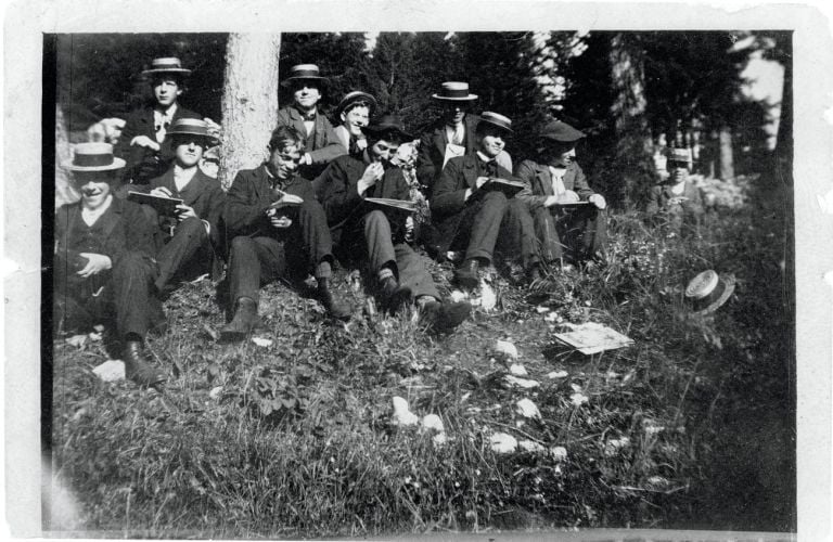 Charles-Édouard Jeanneret detto Le Corbusier (seconda fila, secondo a destra) e gli allievi di L’Eplattenier che disegnano nella foresta, 1903 04 ca. © FLC ADAGP