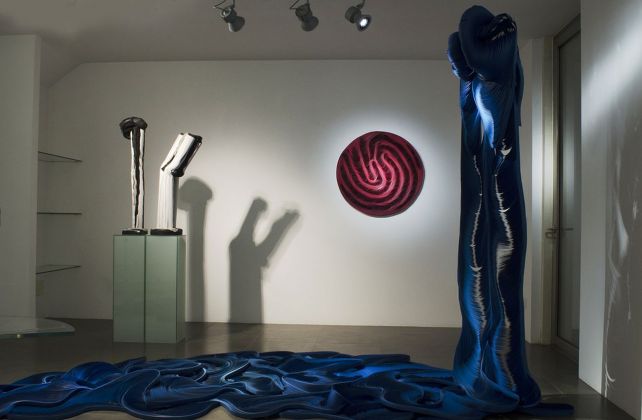 Daniele Papuli, Cartoframma Blu + Intondo R&B + Tursu. Installation view at Fondazione per l'Arte e le Neuroscienze F. Sticchi, Maglie 2020