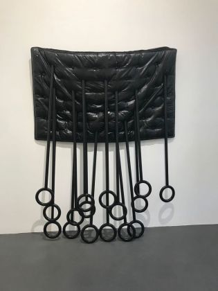 Dorian Sari, Commemoration to fools, 2018, Subject sitting in darkened room, Barbara Seiler Galerie, Zurigo 2020