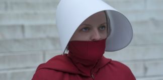 Elisabeth Moss nel ruolo di June nella serie The Handmaid's Tale (2019)