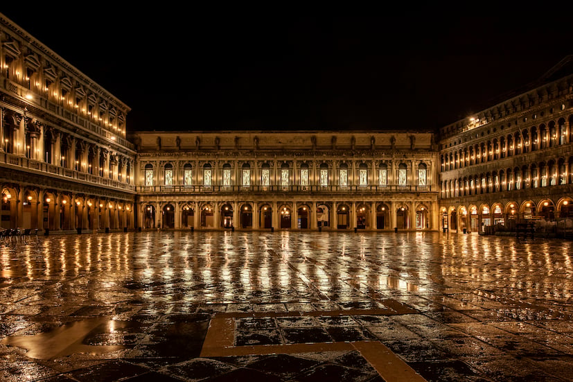 Una cascata d’oro in Piazza San Marco. Il nuovo intervento di Fabrizio Plessi a Venezia