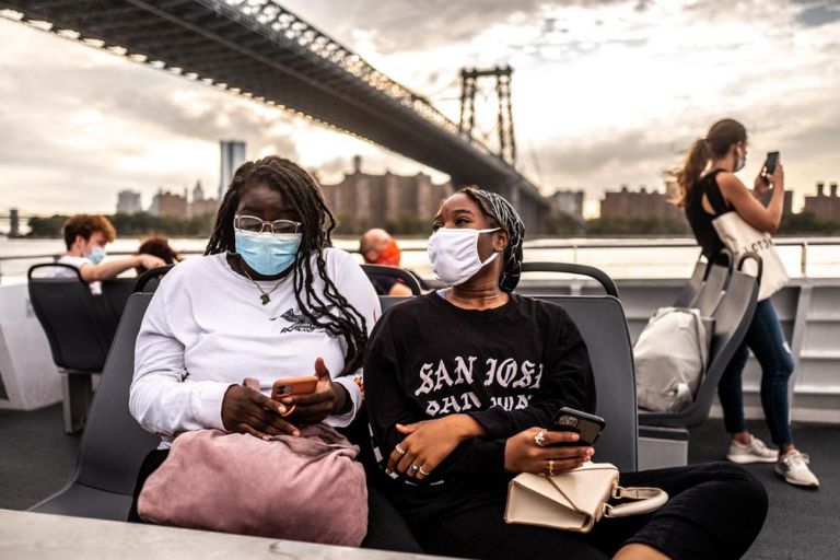 Francesca Magnani, Two friends chat, Williamsburg Bridge, East River Route, September 2 2020