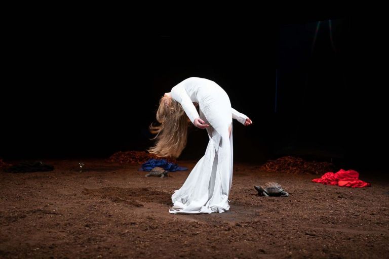 Jan Fabre & Ruggero Cappuccio, Resurrexit Cassandra. Performer Stella Höttler. Napoli Teatro Festival Italia 2020. Photo Wonge Bergmann