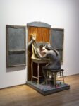 Kienholz, The Grey Window Becoming, 1983 84. Photo Bertrand Huet © Courtesy Templon, Parigi Brussels