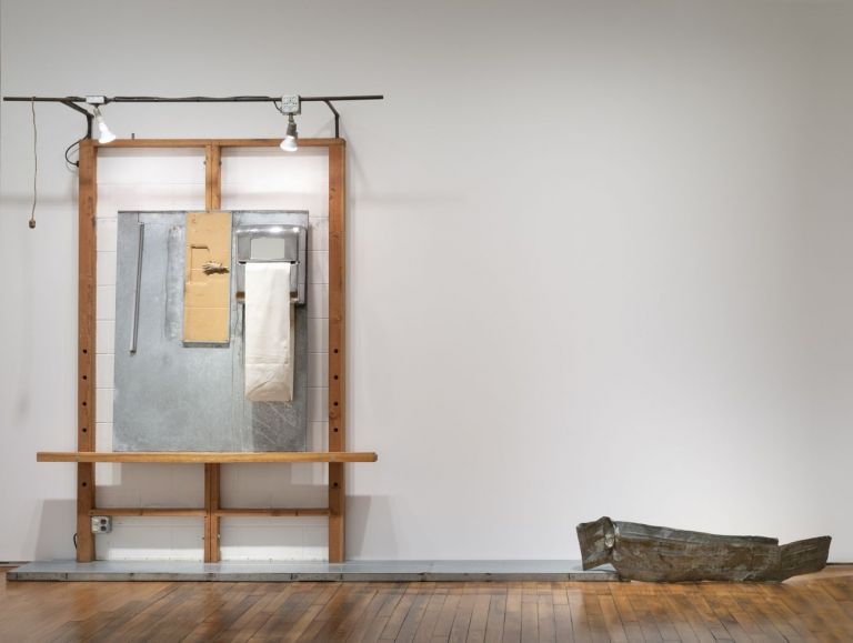 Kienholz, White Easel with wooden hand, 1978. Photo Bertrand Huet © Courtesy Templon, Parigi Brussels