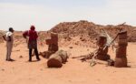 L’archeologo Habab Idriss Ahmed a destra il Professor Mahmoud al Tayeb ispezionano I Danni causati dai predoni. Photo Ebrahim HAMIDAFPGetty Images Distrutto da cercatori d’oro illegali un antico insediamento in Sudan