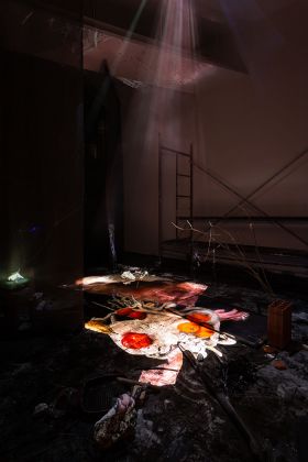 Laure Prouvost, Melting into one another ho hot chaud it heating dip, 2020. Installation, curtains, blown glass, clay, squid ink, water, branches, stones, films. Kunsthalle Lissabon. Photo Bruno Lopes.
