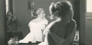 Marcello Dudovich, Modella in posa riflessa nello specchio, fotografata da Dudovich, c. 1950 Gelatina al bromuro d’argento 7 x 10 cm Collezione privata Salvatore Galati