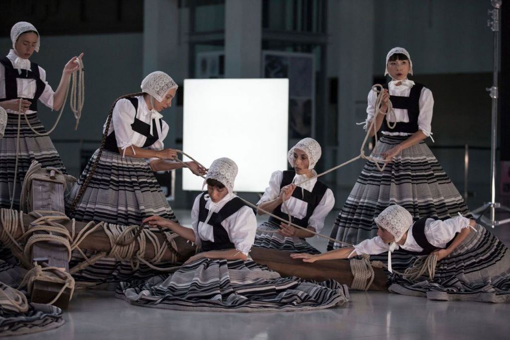 L’urlo dei tamburi di nove donne nello spettacolo di Marcos Morau
