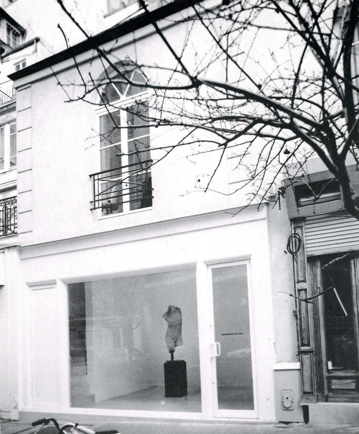 Massimo De Carlo Galerie Pièce Unique, Paris, 1989, window's concept and design by Cy Twombly