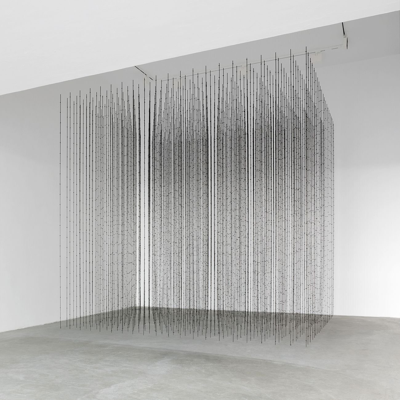 Mona Hatoum, Impenetrable, 2009, acciaio con finitura nera, filo da pesca, cm 300 x300x300. Courtesy the artist. Photo Renato Ghiazza