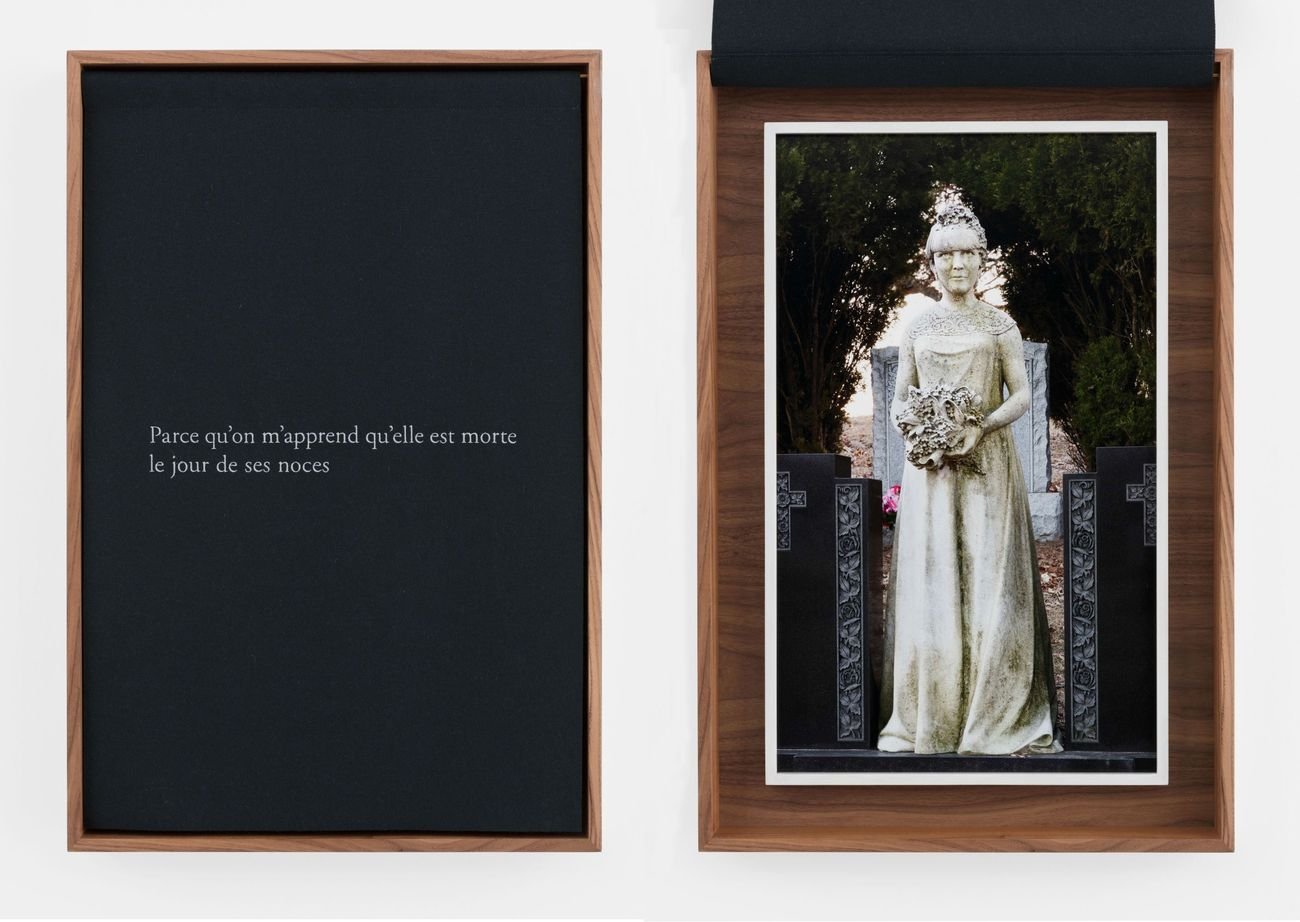Sophie Calle, Le jour des noces, 2018, fotografia a colori, drappo di lana, cornice, 73x49 cm. Courtesy the artist & Galerie Perrotin, Parigi