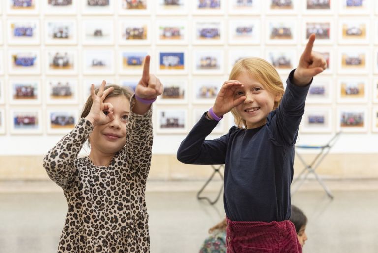 Studenti della Little Ealing Primary in visita alla Year 3 di Steve McQueen alla Tate Britain © Tate