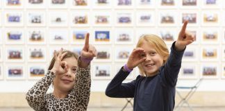 Studenti della Little Ealing Primary in visita alla Year 3 di Steve McQueen alla Tate Britain © Tate