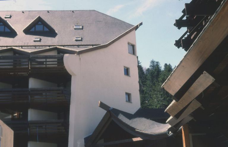 Vittorio Mazzucconi, Edificio ovest e nord, Village du Haut Lioran, Lioran, 1980