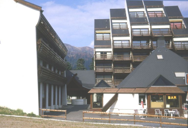 Vittorio Mazzucconi, Edificio ovest e nord e Bar, Village du Haut Lioran, Lioran, 1980