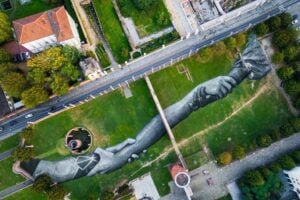 Beyond Walls: le mani su Torino di Saype. Land art nel Parco archeologico della Porta Palatina