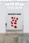 Vedute delle opere installate della mostra Bochner Boetti Fontana a Magazzino Italian Art (2 ottobre 2020 – 11 gennaio 2021). Foto di Alexa Hoyer. Courtesy of Magazzino Italian Art Foundation