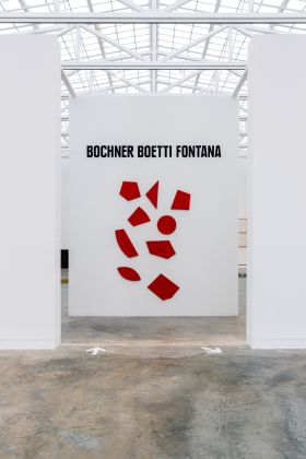 Vedute delle opere installate della mostra Bochner Boetti Fontana a Magazzino Italian Art (2 ottobre 2020 – 11 gennaio 2021). Foto di Alexa Hoyer. Courtesy of Magazzino Italian Art Foundation