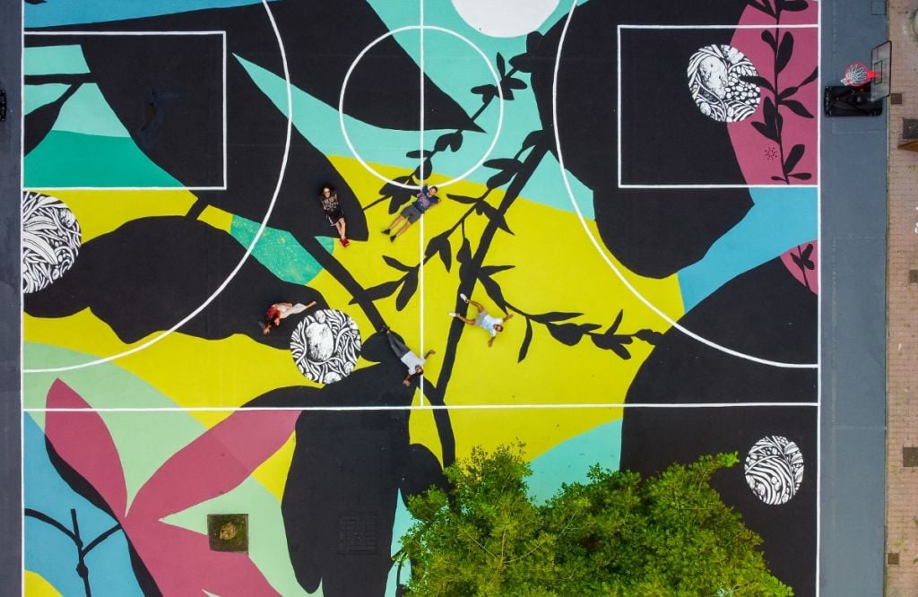 Lo street artist Tellas a Torino: Paratissima diventa campo da basket fiorito di 550mq. Le foto