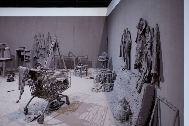 Chen Zhen, Purification Room, 2000, particolare. Installation view at Pirelli HangarBicocca, Milano 2020 © ADAGP, Paris. Courtesy Pirelli HangarBicocca & Galleria Continua. Photo Agostino Osio