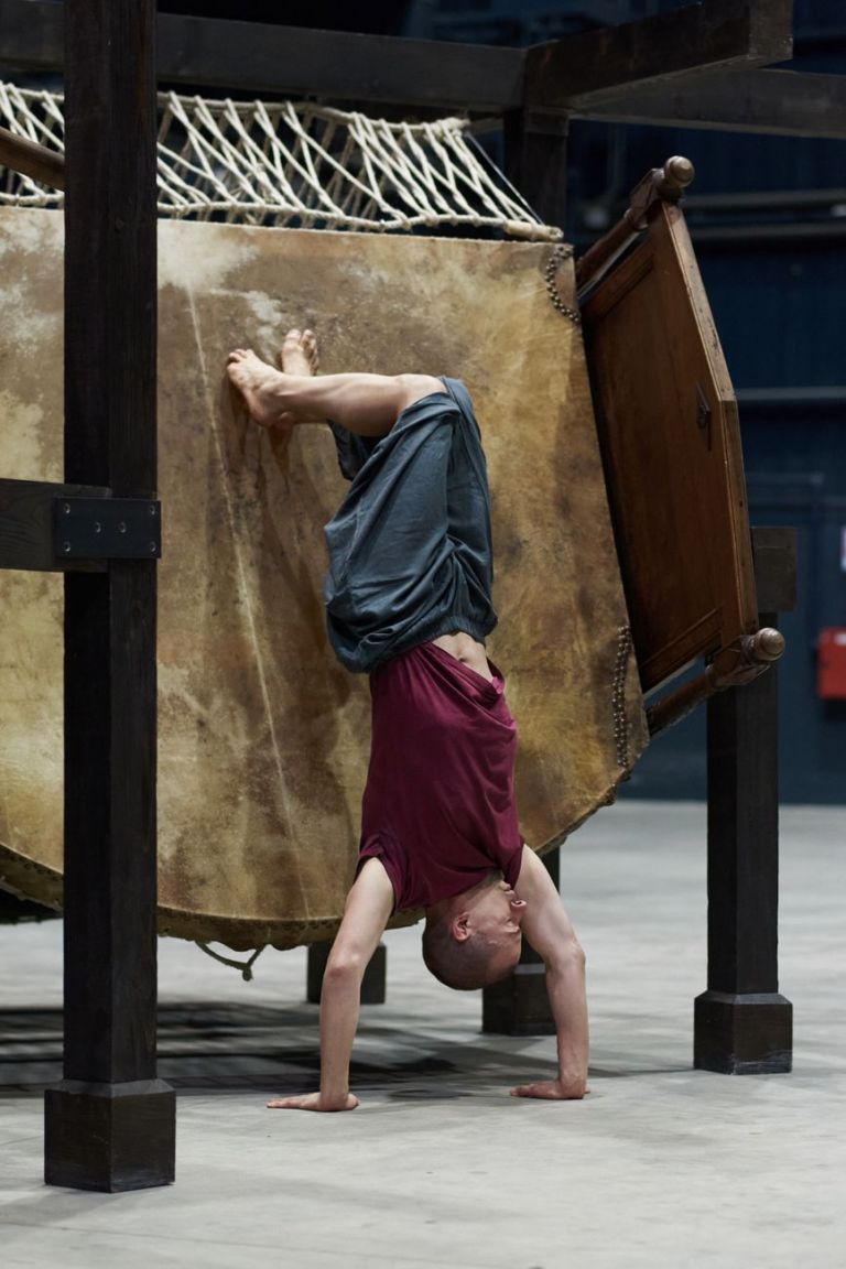 Chen Zhen, Jue Chang, Dancing Body – Drumming Mind (The Last Song), 2000. Installation view & performance at Pirelli HangarBicocca, Milano 2020. Pinault Collection © ADAGP, Paris. Courtesy Pirelli HangarBicocca. Photo Francesco Margaroli