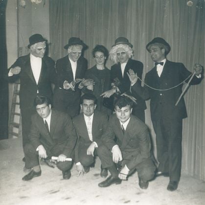 Carlo Quartucci (secondo in piedi da sx) durante le prove di “Aspettando Godot”, Roma 1959. Archivio privato Lucilla Silvani