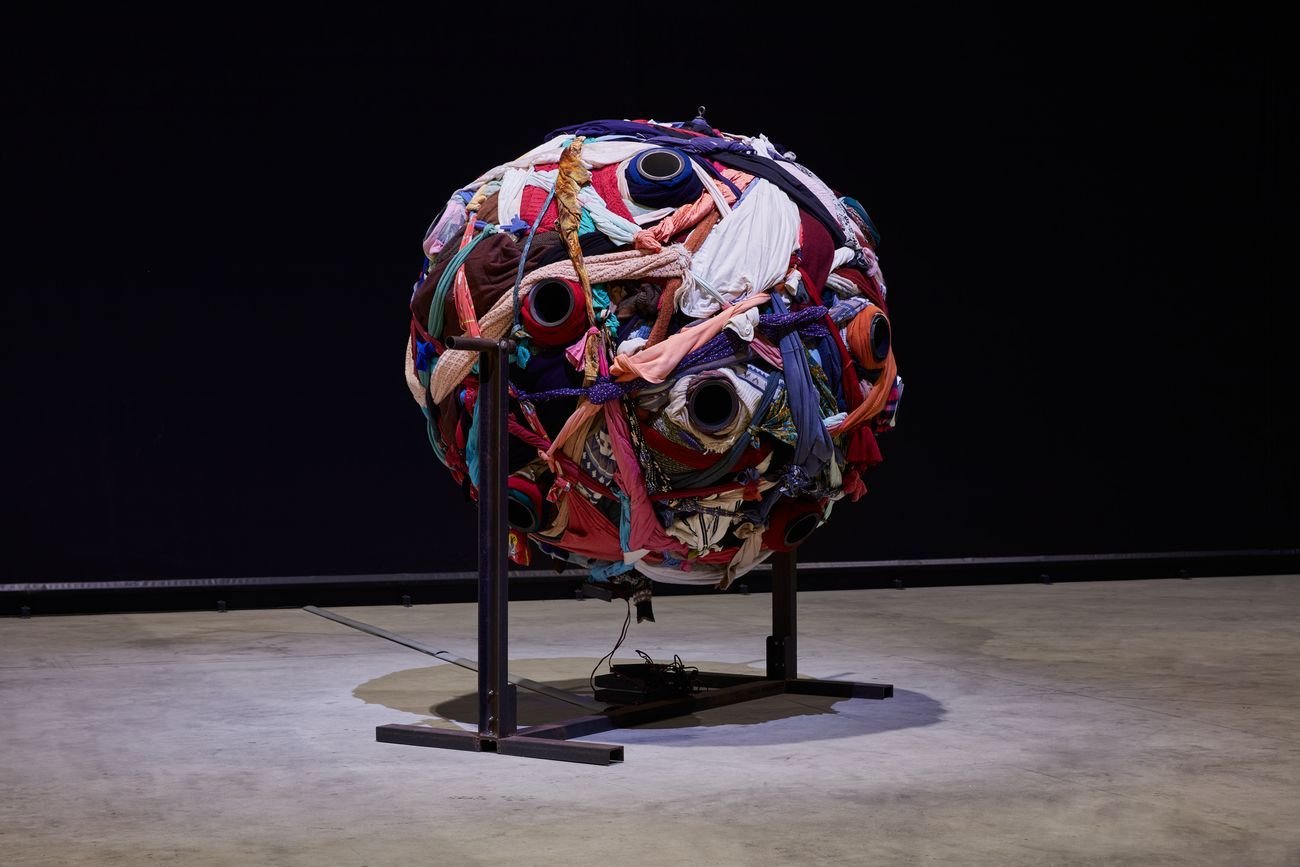 Chen Zhen, The Voice of Migrators, 1995. Installation view at Pirelli HangarBicocca, Milano 2020. Pinault Collection © ADAGP, Paris. Courtesy Pirelli HangarBicocca. Photo Agostino Osio