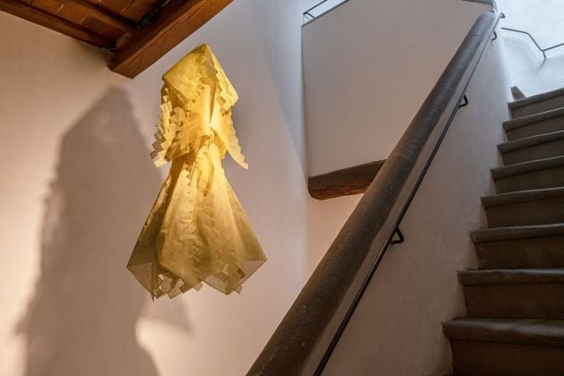Cinzia Ruggeri, Abito giallo a scale, 1980 ca.. Photo OKNOstudio