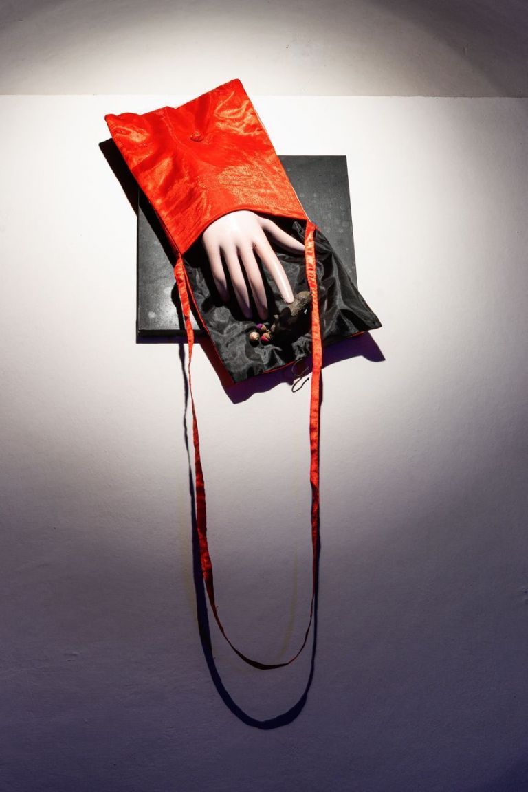Cinzia Ruggeri, Mano con borsa, s.d.. Photo OKNOstudio