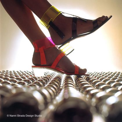 Collezione Pandiani. Sandali in vernice con cavigliere e tacchi in perspex, 1967 © Nanni Strada Design Studio. Photo Manfredi Bellati