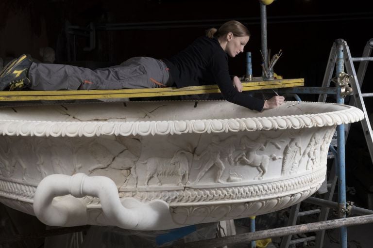 Collezione Torlonia, Grande tazza con fatiche di Ercole, durante il restauro a opera di Elena Cagnoni © Fondazione Torlonia. Photo Lorenzo De Masi