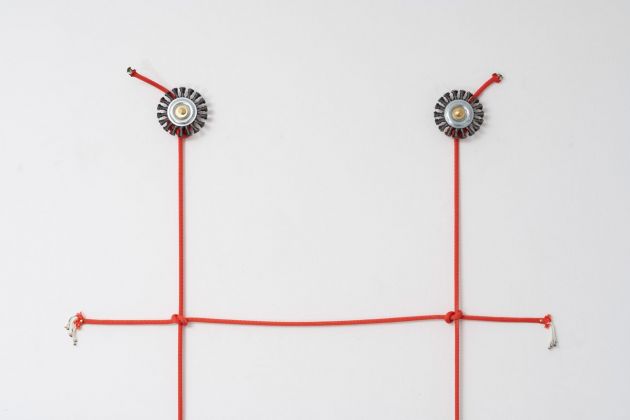 Corinna Gosmaro, CHUTZPAH!, 2020, corda tecnica, spazzole metalliche, 300 x 90 cm, particolare. Courtesy l’artista & The Gallery Apart. Photo Giorgio Benni