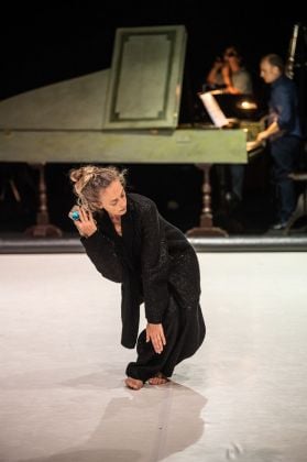Cristina Kristal Rizzo, Toccare. The White Dance. Photo Andrea Macchia