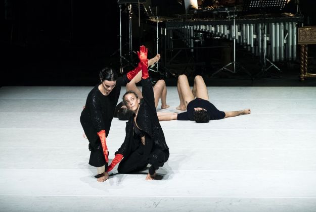 Cristina Kristal Rizzo, Toccare. The White Dance. Photo Sara Meliti