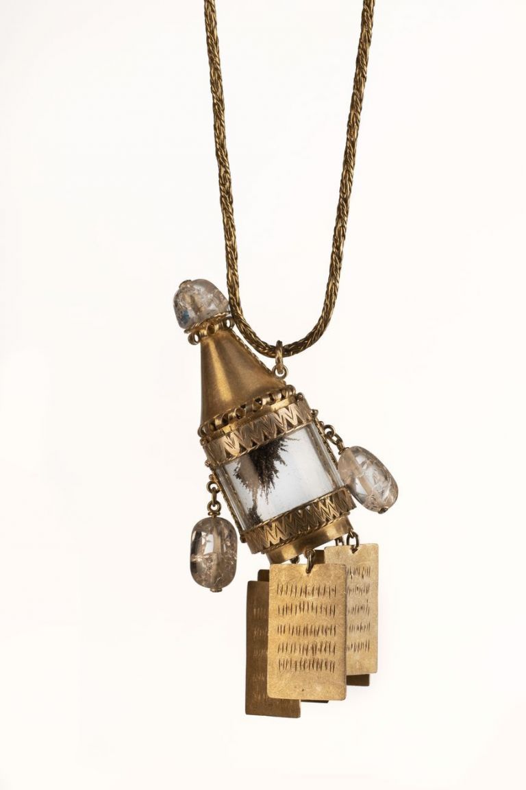 Daniel Kruger, Pendant, 2020, argento dorato, quarzo, limatura di meteorite di ferro, calamita, vetro, 105x45x30 mm