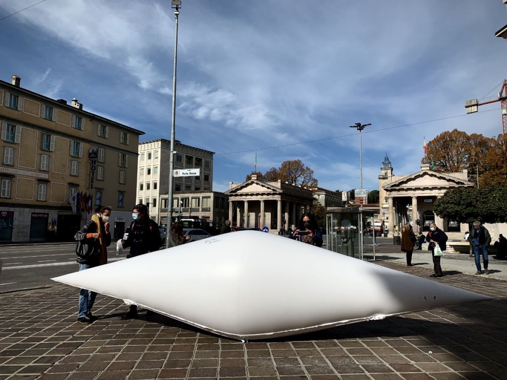 L’Officina della Scultura si fa en plein air tra Bergamo e Milano con passeggiate d’arte. Le foto