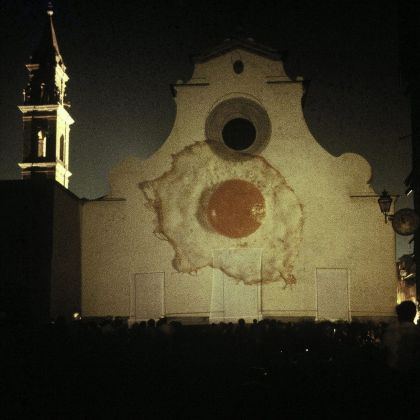 Gianni Melotti, Uovo fritto, Firenze, Piazza Santo Spirito, 1980